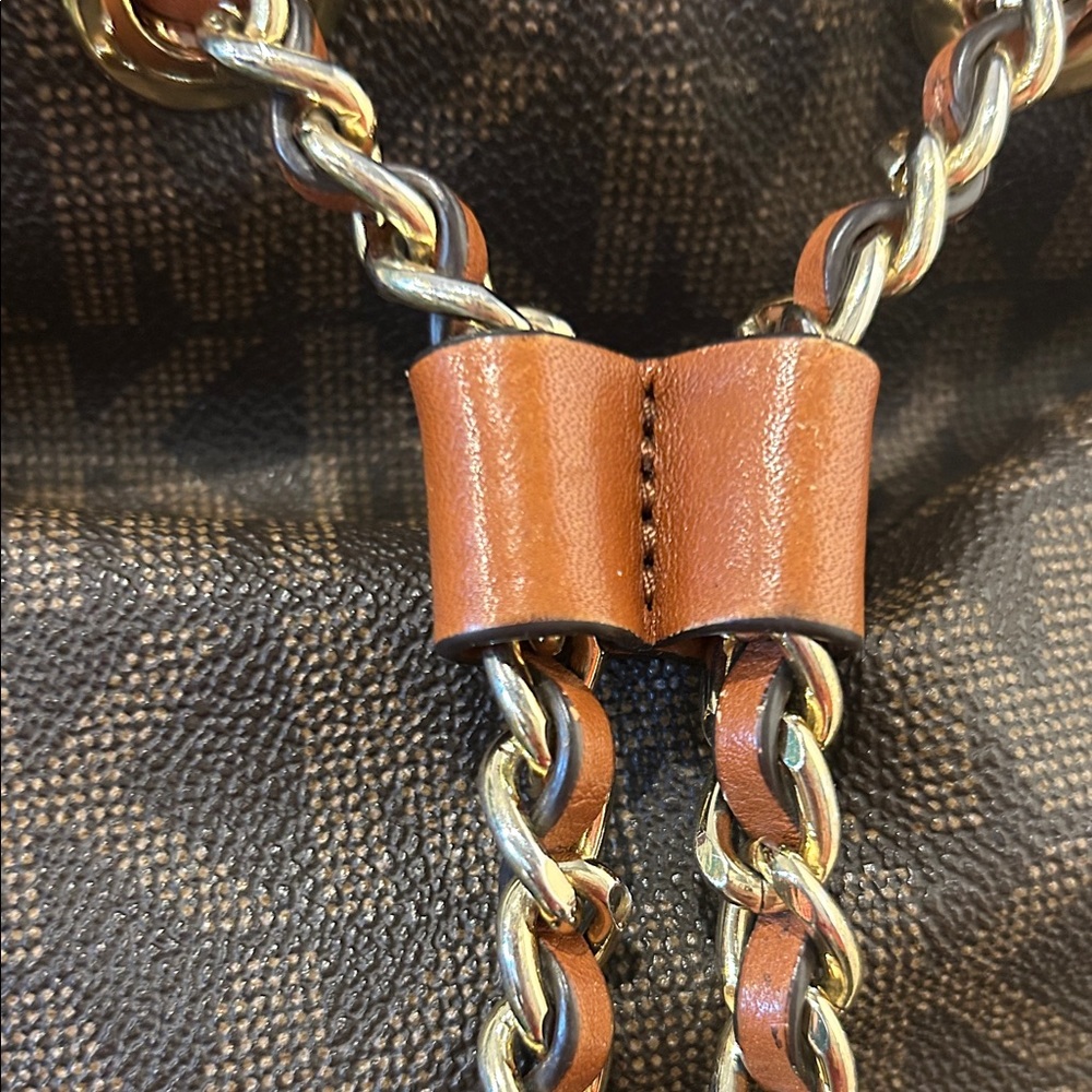 Michael Kors Frankie Drawstring Bucket Bag with gold hardware - Picture 4 of 10